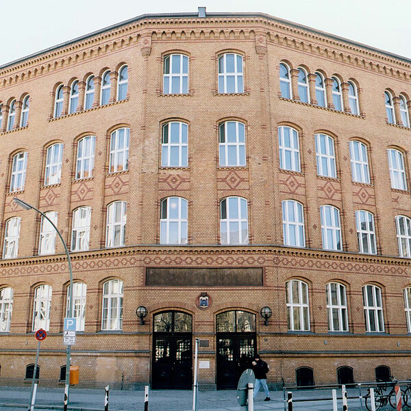 Das Gebäude in der Mierendorffstraße von außen.