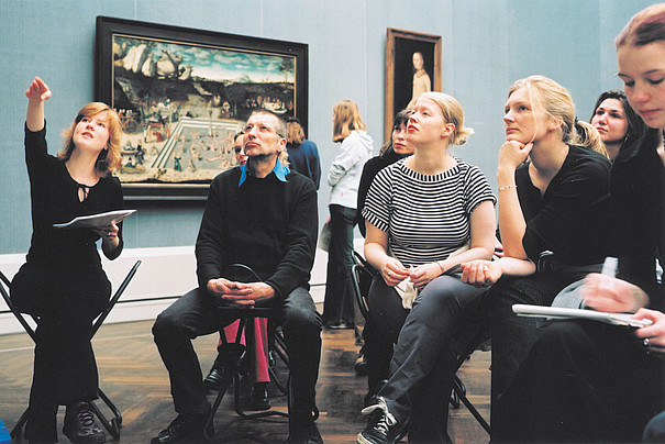 Foto: Matthias Heyde Guide erklärt ein Bild im Museum