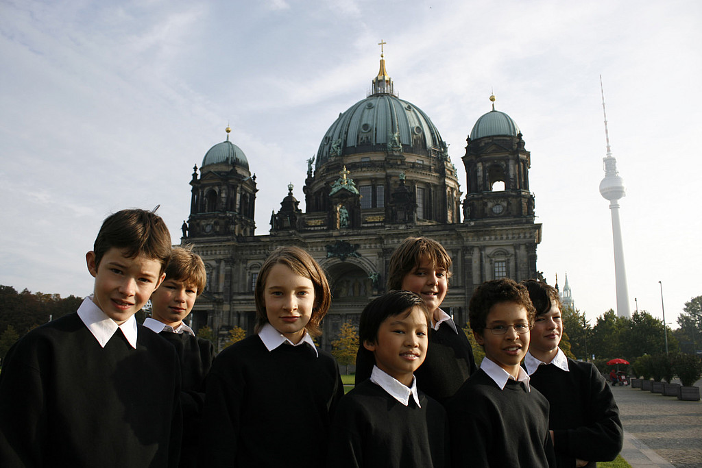 Chorsänger des Staats- und Domchors vor dem Berliner Dom