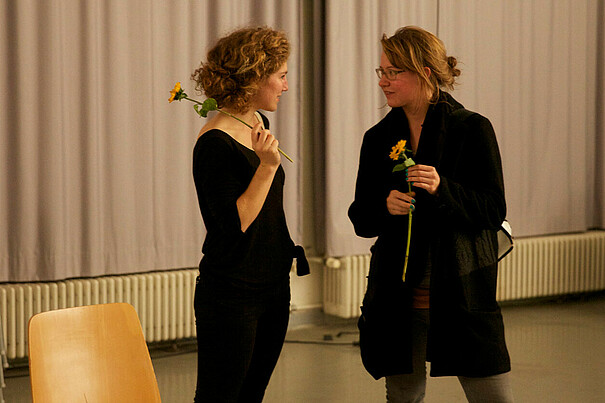 Zwei junge Frauen mit Sonnenblumen in der Hand