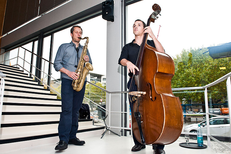 Zwei junge Männer spielen Bass und Saxophon