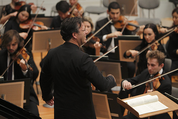 Symphonieorchester der UdK Berlin mit dem Dirigenten Steven Sloane
