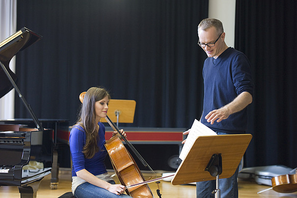 Cellistin bei der Probe