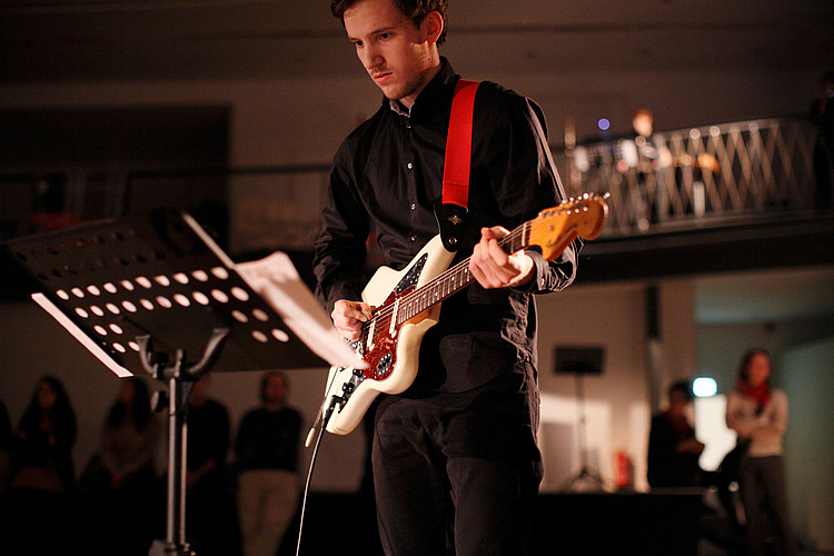 Ein junger Mann spielt Elektrogitarre