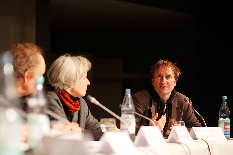 Eine Gruppe von Lehrenden bei der Diskussion auf dem Podium