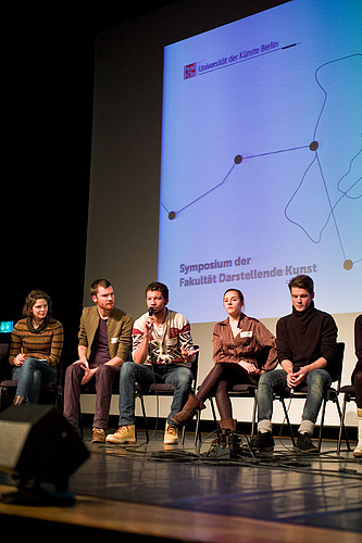 Fünf Studierende der Fakultät Darstellende Kunst bei der Podiumsdiskussion