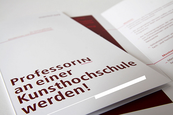 Foto: Matthias Heyde Ein Flyer mit dem Titel "ProfessorIn an einer Kunsthochschule werden!"