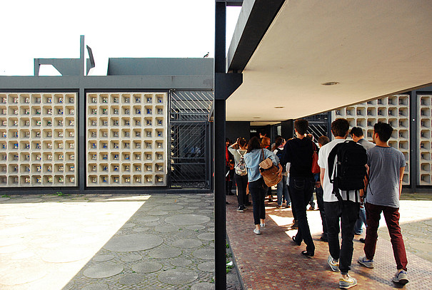 Eine Gruppe Studenten, die in ein Gebäude reingehen.