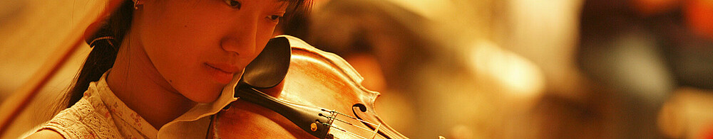 Asiatische Studierende spielt Violine