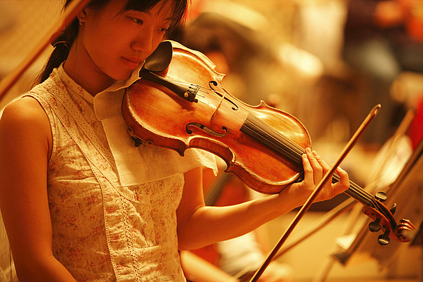 Asiatische Studierende spielt Violine