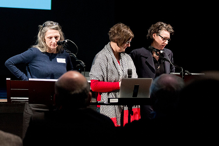 Drei Professorinnen der Fakultät Darstellende Kunst beim Vortrag