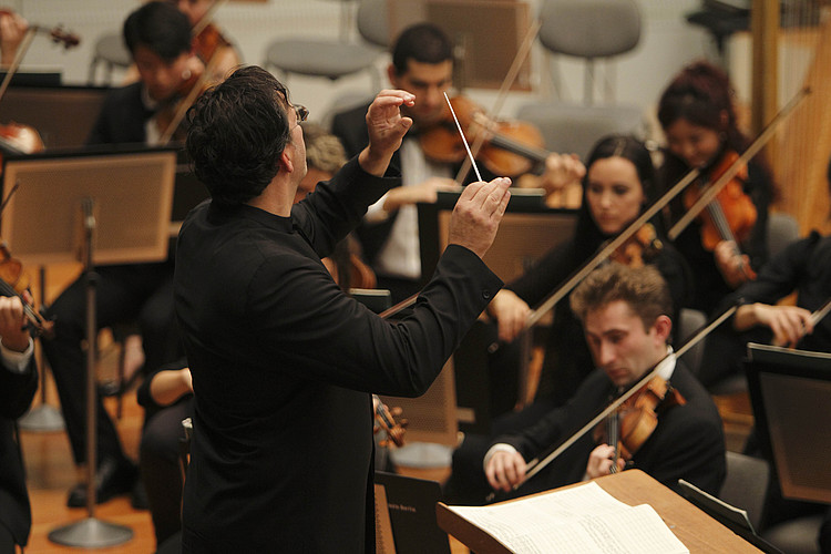 Nahaufnahme Steven Sloane mit Orchester