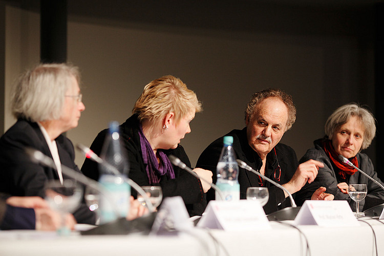 Eine Gruppe von Lehrenden bei der Diskussion auf dem Podium