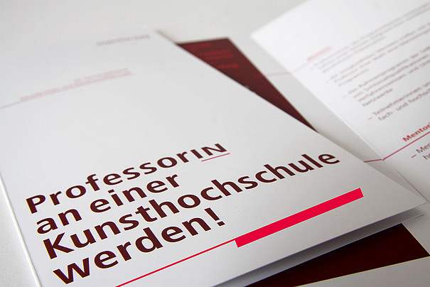 Foto: Matthias Heyde Ein Flyer mit dem Titel "ProfessorIn an einer Kunsthochschule werden!"
