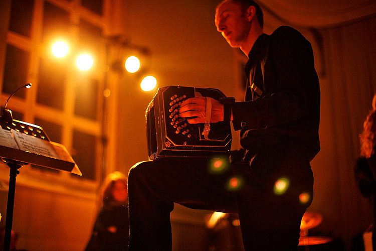 Ein junger Mann spielt Bandoneon