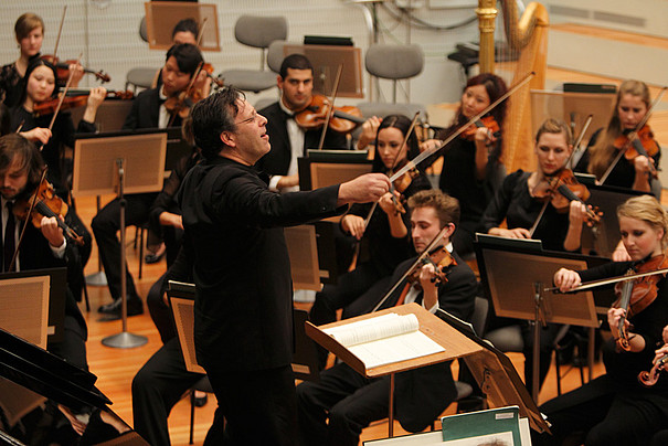 Symphonieorchester der UdK Berlin mit dem Dirigenten Steven Sloane