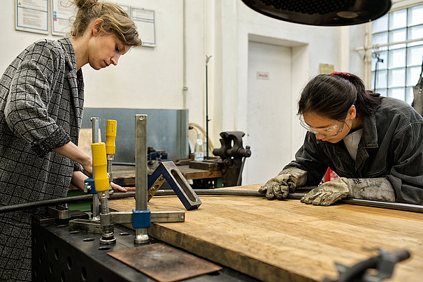 Zwei Studierende in der Metallwerkstatt