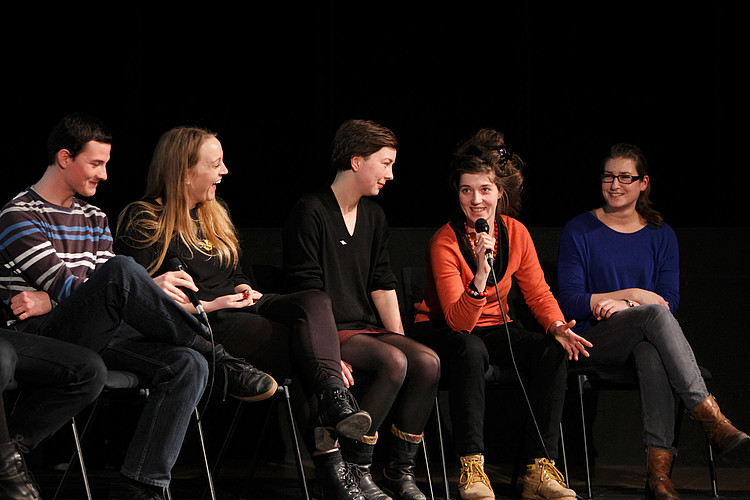 Studierende der Fakultät Darstellende Kunst diskutieren auf der Bühne