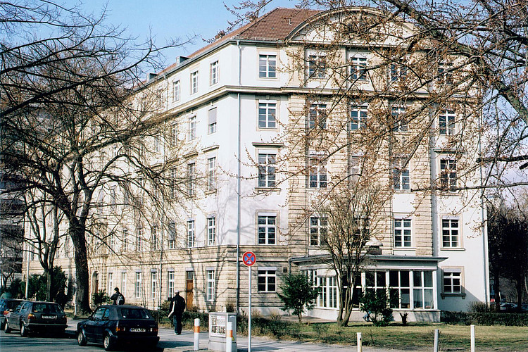 Das Gebäude in der Straße des 17. Juni, von außen.