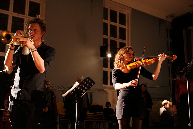 Zwei junge Frauen spielen Violine und Trompete.