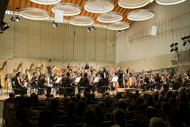 Orchester mit Steven Sloane im Konzertsaal Hardenbergstr. bei einem Konzert