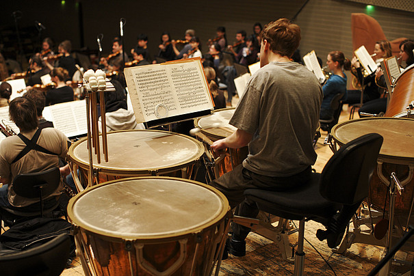 Student an den Pauken im Rahmen einer Orchesterprobe