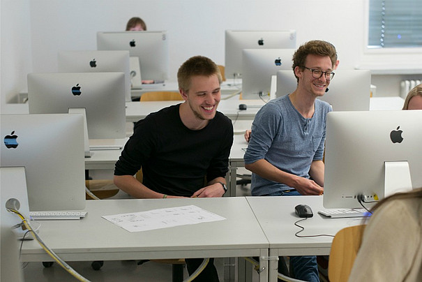 Foto: Matthias Heyde Studenten vor dem Computer