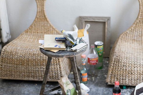 Foto: UdK Berlin Mehrere Alltagsgegenstände, die auf einem Schemel liegen.
