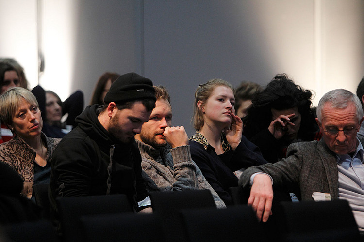 Zuhörerinnen und Zuhörer bei der Podiumsdiskussion