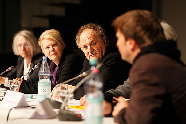 Eine Gruppe von Lehrenden bei der Diskussion auf dem Podium