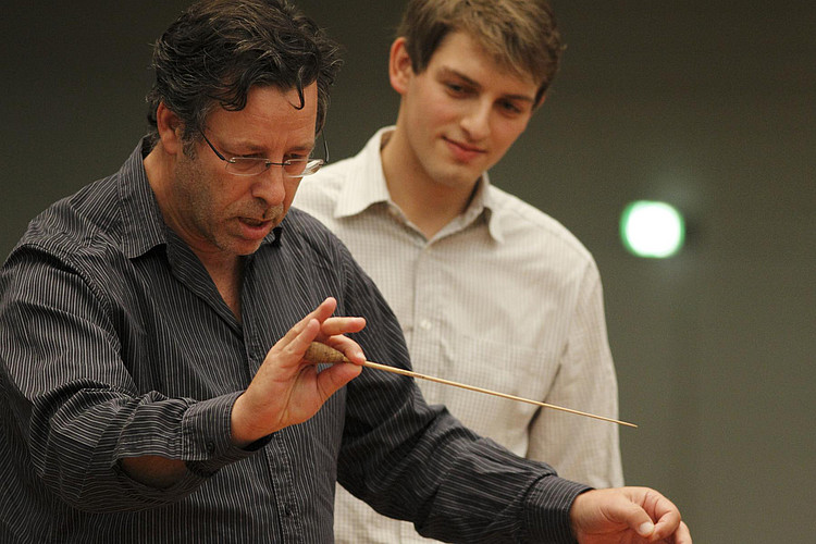 Steven Sloane mit einem Studenten