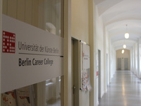 Die Glasfront und der Gang zum Berlin Career College.