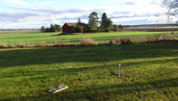 Two modelos photographen in front of the green surrounding of the Saari Residency.