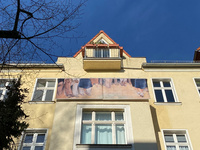 gelbes Haus mit Gemäldeausschnitt
