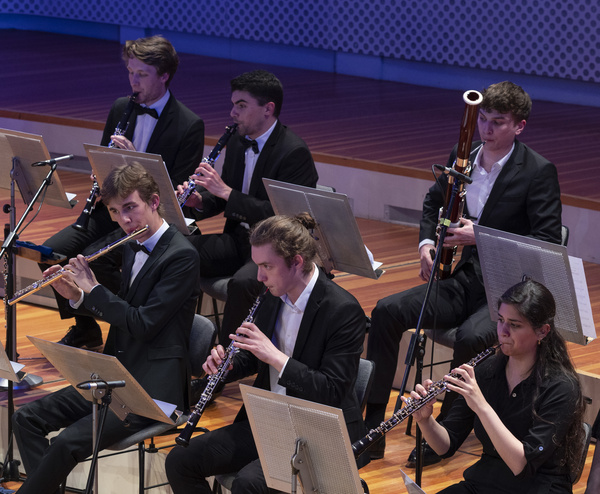 Universität der Künste: Klavier-Konzertexamen von Shaun Choo mit Camerata Fiestaextravaganza und Evan Christ 16.05.2022, 2022, Berlin, Camerata Fiestravaganza, DEU, Deutschland, Evan Christ, Jugend, Klassik, Konzert, Musik, Shaun Choo, Studenten, Studierende, UdK, Universitäte der Künste, classic, classical music, großer Konzertsaal, music, youth