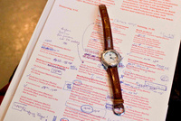 Armbanduhr auf einem mit Notizen versehenen Tagungsprogramm