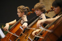 Jungstudierende spielen Cello