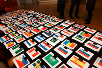 Tisch mit kleinen Flaggen aus verschiedenen Ländern