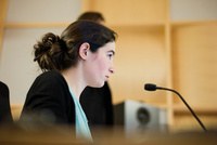 Eine junge Frau vor einem Mikrofon