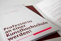 Ein Flyer mit dem Titel "ProfessorIn an einer Kunsthochschule werden!"
